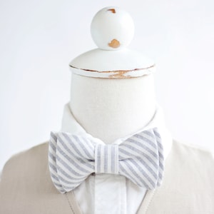 Lazo de lazo, corbatas de arco, corbatas de arco para niños, corbatas de arco bebé, pajaritas, portador de anillo, corbatas de arco de boda, corbata de arco de lino, corbata gris, corbatas - gris lino raya