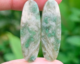 Par de piedras preciosas de jade indonesio (33x11x4 mm)