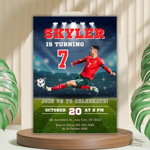 Puede incluir: Una invitaci&oacute;n de cumplea&ntilde;os con tem&aacute;tica de f&uacute;tbol. La invitaci&oacute;n presenta el nombre "Skyler" en rojo, el n&uacute;mero "7" y un jugador de f&uacute;tbol pateando un bal&oacute;n. Tambi&eacute;n se incluye el texto "&iexcl;&Uacute;nete a nosotros para celebrar!", junto con la fecha y la hora.