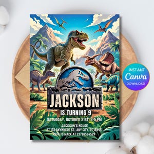 Może przedstawiać: Kolorowe zaproszenie urodzinowe z motywem dinozaurów. Projekt przedstawia różne dinozaury, w tym T-Rexa i Triceratopsa, na tle gór i palm. Zaproszenie głosi "Jackson kończy 9 lat" ze szczegółami wydarzenia.