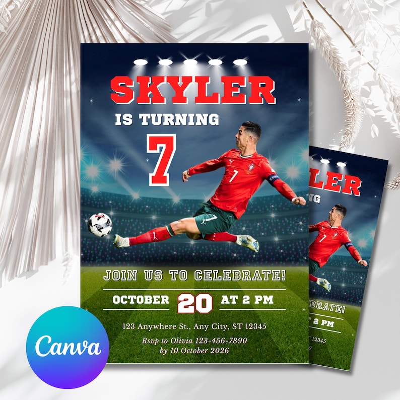 Puede incluir: Una invitaci&oacute;n de cumplea&ntilde;os con tem&aacute;tica de f&uacute;tbol. La invitaci&oacute;n presenta a un futbolista con uniforme rojo sobre un fondo azul oscuro. El texto dice "Skyler cumple 7" e incluye detalles del evento.