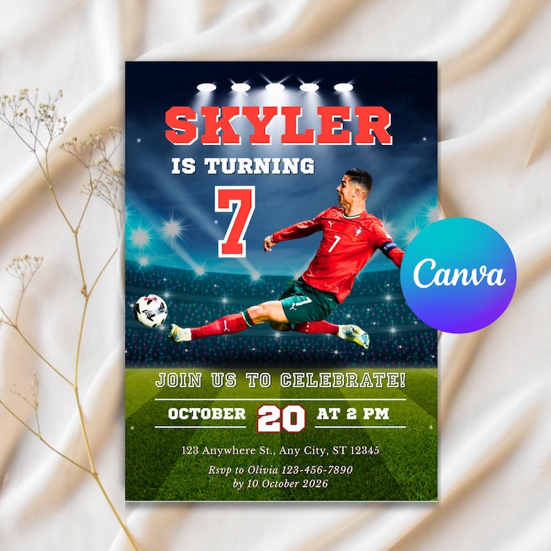 Puede incluir: Una invitaci&oacute;n de cumplea&ntilde;os con tem&aacute;tica de f&uacute;tbol. La invitaci&oacute;n presenta a un jugador de f&uacute;tbol pateando un bal&oacute;n. El texto dice "Skyler cumple 7 a&ntilde;os". La fecha es el 20 de octubre a las 2 PM. El logotipo de Canva es visible.