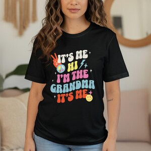 It&#39;s Me Hi I&#39;m the Grandma It&#39;s Me T-Shirt, Pregnancy Announcement Grandmother Gift, New Grandma Tee, Girly Peace Sign Sweatshirt