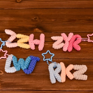 Llavero de punto con nombre personalizado, colgante de punto personalizado, llavero con letra inicial, decoración artística de crochet hecha a mano