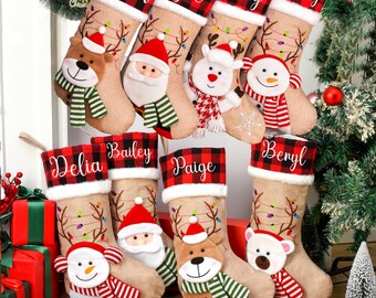 Medias navideñas tejidas personalizadas: nombre de familia bordado, monograma y decoración navideña.