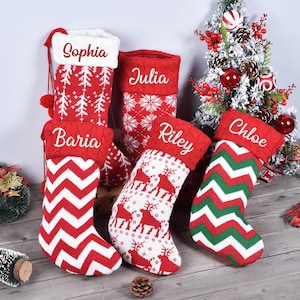 Medias navideñas tejidas personalizadas: nombre de familia bordado, monograma y decoración navideña.