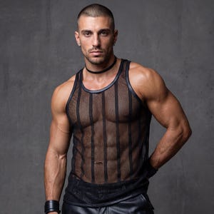 Top de malla negra sin mangas, espalda cruzada transparente, ideal para fiestas en clubes