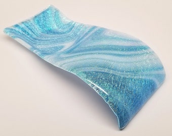 Portacucharas de vidrio fundido, bordes orgánicos, dicroico, translúcido, remolinos azules