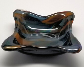 Plato de vidrio fundido, cuadrado, pequeño, profundo, bordes orgánicos, dicroico, rayas naranjas/blancas sobre patrón de sacacorchos azul/morado