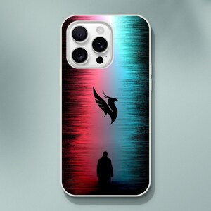 Może przedstawiać: Etui na telefon z czerwono-niebieskim gradientem tła. W środku etui znajduje się czarna sylwetka ptaka z rozpostartymi skrzydłami. Przed ptakiem stoi czarna sylwetka osoby. Etui ma białą ramkę.