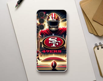 Puede incluir: Funda de teléfono con una vibrante ilustración de un jugador de fútbol americano con uniforme y casco rojos. El diseño incluye el logotipo del equipo y la palabra "49ERS" en rojo. La funda tiene un módulo de cámara negro y un borde blanco.