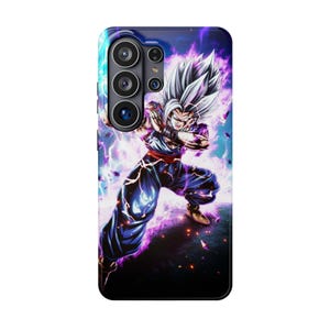 Puede incluir: Funda de teléfono negra con una ilustración dinámica de un personaje con cabello blanco, rodeado de energía púrpura. El diseño presenta un degradado azul y púrpura, con un recorte para la cámara. El personaje está en movimiento.