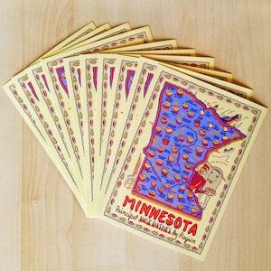 Puede incluir: Un mapa ilustrado de Minnesota en amarillo y rojo con el texto "Minnesota Principal Hot Dishes by Region". El mapa muestra diferentes regiones del estado y los tipos de comida que son populares en cada región.