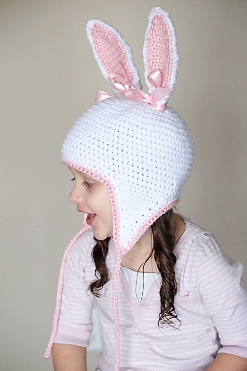 шапка зайка вязаная. шапка с заячьими ушами вязаный. шапка с ушами зайца вязаная. шапка с ушками для девочки. вязаная шапка на весну для девочки зайчик.