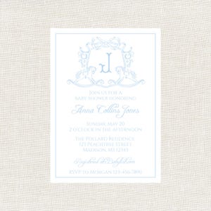 Pu&ograve; includere: Invito per baby shower con un disegno di stemma azzurro chiaro con un fiocco, cavalli a dondolo e la lettera "J". L'invito include il testo "Join us for a Baby Shower Honoring Anna Collins Jones".