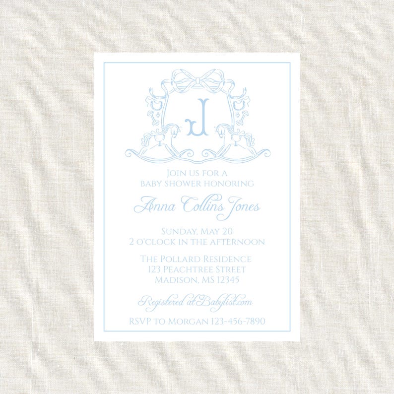 Pu&ograve; includere: Invito per baby shower con un disegno di stemma azzurro chiaro con un fiocco, cavalli a dondolo e la lettera "J". L'invito include il testo "Join us for a Baby Shower Honoring Anna Collins Jones".