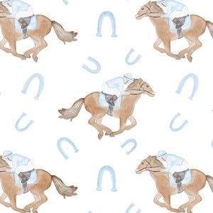 Op de afbeelding: Herhalend aquarelpatroon met bruine racepaarden met jockeys in lichtblauwe kleding, afgewisseld met lichtblauwe hoefijzers op een witte achtergrond. Het ontwerp bevat de tekst "Pollard Paper Designs" onderaan.