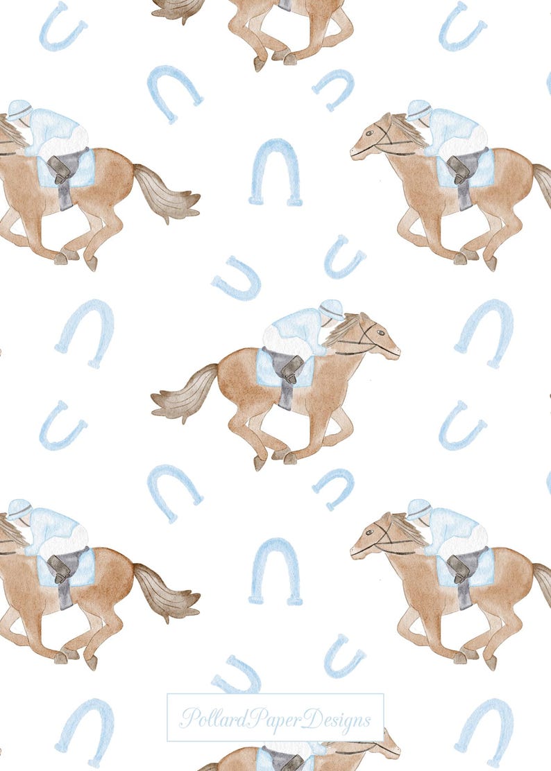 Op de afbeelding: Herhalend aquarelpatroon met bruine racepaarden met jockeys in lichtblauwe kleding, afgewisseld met lichtblauwe hoefijzers op een witte achtergrond. Het ontwerp bevat de tekst "Pollard Paper Designs" onderaan.