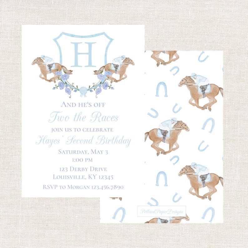 Op de afbeelding: Waterverf uitnodiging met een paardenrace thema. De uitnodiging heeft een lichtblauw schild met de letter "H", twee paarden en bloemaccenten. De tekst luidt "And He's Off, Two the Races" en bevat evenementdetails.