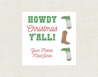 Könnte beinhalten: Quadratische Karte mit dem Text "HOWDY Christmas Y'ALL!" in Grün und Rot. Die Karte zeigt Illustrationen von Cowboy-Stiefeln und die Worte "Your Friend, Miles Jones."