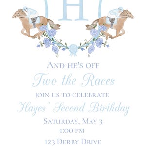Op de afbeelding: Een lichtblauwe uitnodiging met een schildontwerp en de letter "H". De kaart heeft illustraties van racepaarden met jockeys en een bloemenkrans. Tekst luidt "And He's Off, Two the Races, Join us to Celebrate Hayes' Second Birthday".