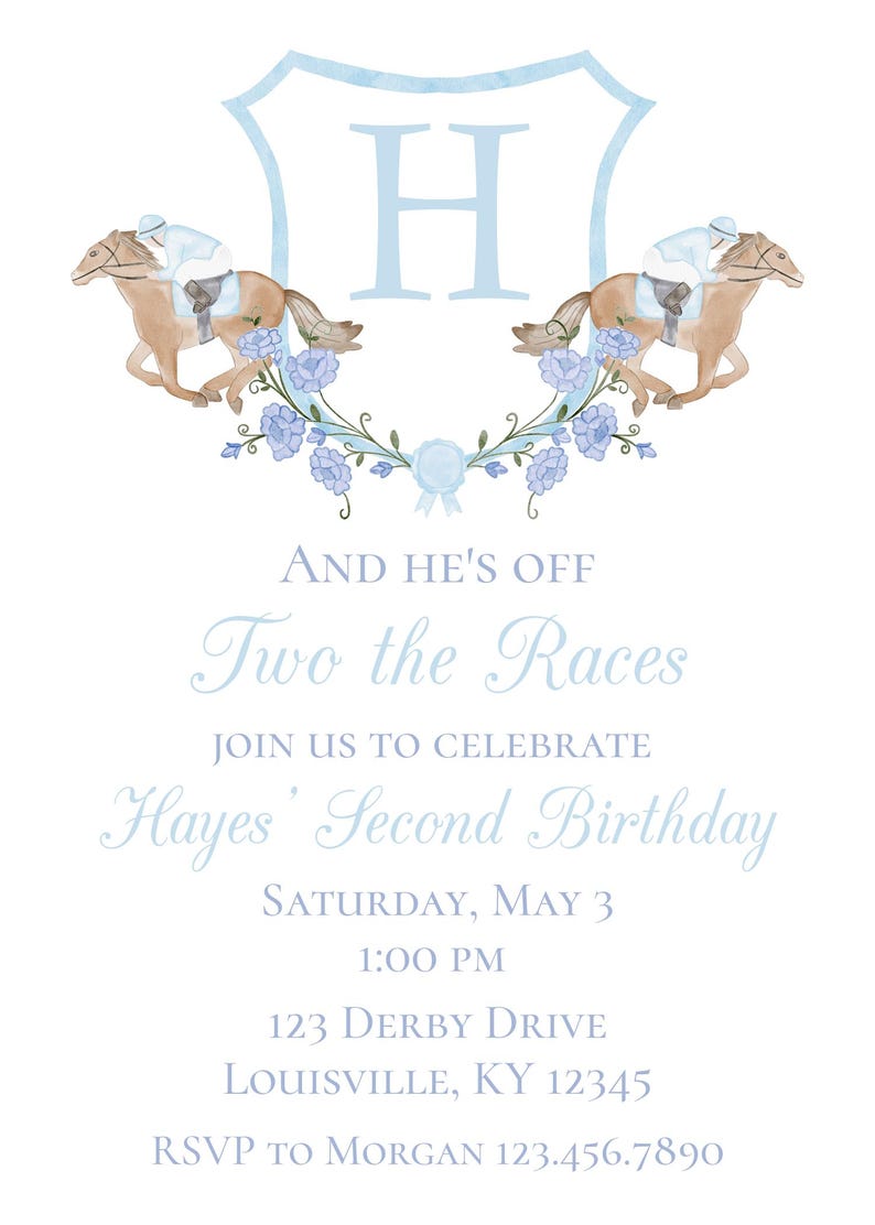 Op de afbeelding: Een lichtblauwe uitnodiging met een schildontwerp en de letter "H". De kaart heeft illustraties van racepaarden met jockeys en een bloemenkrans. Tekst luidt "And He's Off, Two the Races, Join us to Celebrate Hayes' Second Birthday".