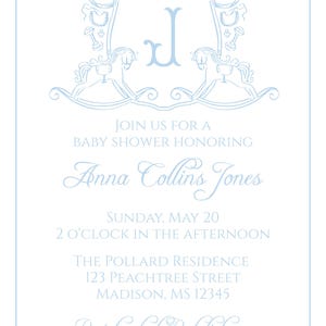 Pu&ograve; includere: Invito per baby shower azzurro con una cornice decorativa con un fiocco e cavalli a dondolo. L'invito recita "Unisciti a noi per un baby shower in onore di Anna Collins Jones" e include i dettagli dell'evento e le informazioni RSVP.