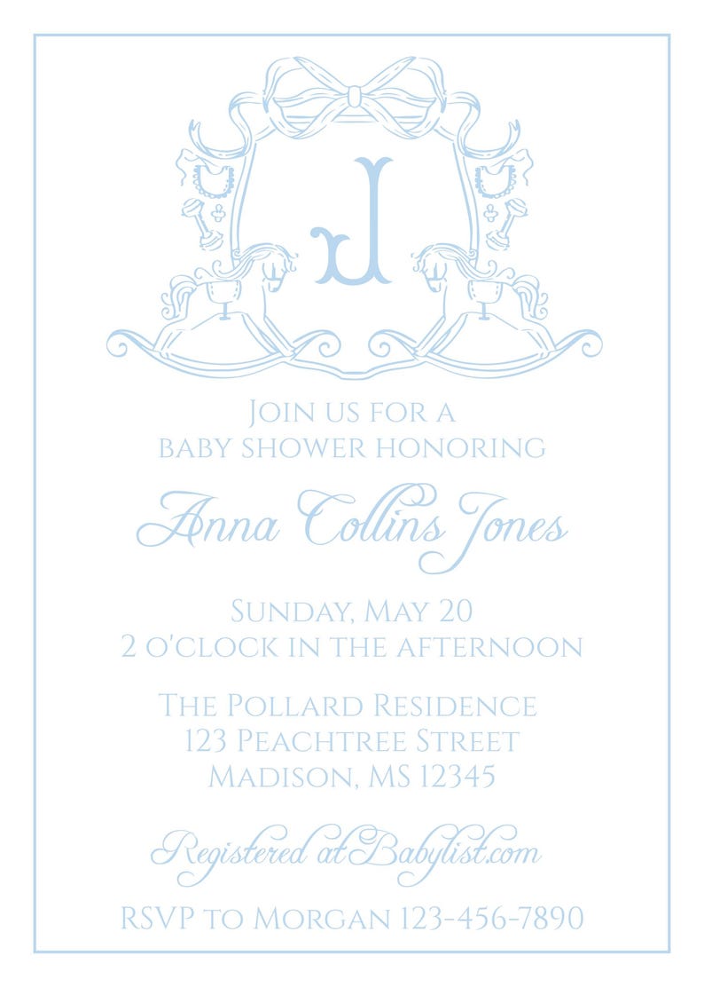 Pu&ograve; includere: Invito per baby shower azzurro con una cornice decorativa con un fiocco e cavalli a dondolo. L'invito recita "Unisciti a noi per un baby shower in onore di Anna Collins Jones" e include i dettagli dell'evento e le informazioni RSVP.