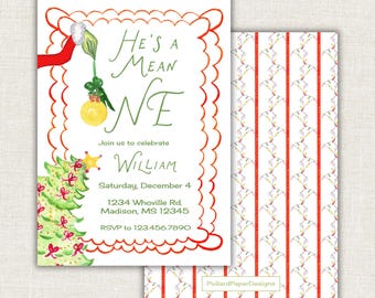 Op de afbeelding: Een rechthoekige uitnodigingskaart met een geschulpte oranje rand, een groene hand die een gele kerstbal vasthoudt en een versierde kerstboom. De tekst luidt: He's a Mean One, Join us to celebrate William, Saturday, December 4, 1234 Whoville Rd, Madison, MS 12345, RSVP to 123.456.7890. De achterkant heeft rode strepen en lichtsnoeren.