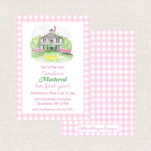 Könnte beinhalten: Eine rosa-weiß karierte Einladung mit einer Aquarellillustration eines Golfplatzes und Clubhauses. Der Einladungstext lautet "Let's Par-Tee! Caroline Mastered her first year!" mit Veranstaltungsdetails.