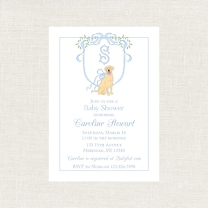 Könnte beinhalten: Babyparty-Einladung mit hellblauem Rand und Text. Die Einladung zeigt eine gelbe Labrador Retriever-Illustration in einem hellblauen Wappen mit einer Schleife und Grün. Der Text lautet "Nehmen Sie an einer Babyparty zu Ehren von Caroline Stewart teil."