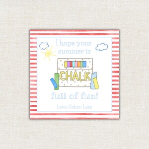Puede incluir: Tarjeta cuadrada con borde a rayas rojas y blancas. La tarjeta presenta una ilustración de acuarela con las palabras "I hope your summer is full of fun!" y la palabra "CHALK" en amarillo. Incluye un sol, nubes y tiza.