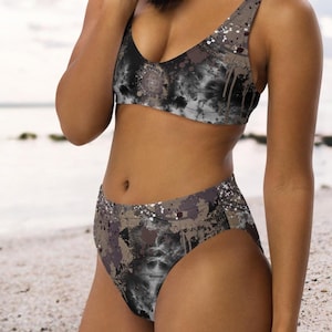 Op de afbeelding: Een hoge taille bikini broekje met een zwart-witte abstracte print. De print heeft verfspatten en een tie-dye effect.