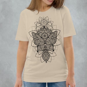 Frauen bedrucktes T-Shirt aus Bio-Baumwolle~UNISEX~Heiliger geometrischer Schmetterling Oberteil~Goa Kleidung~Psy Trance Kleidung~Tribal Top~Alternative Kleidung