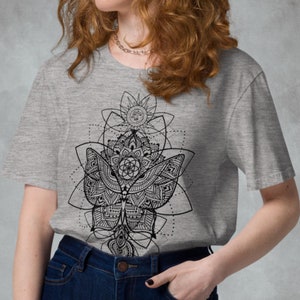Frauen bedrucktes T-Shirt aus Bio-Baumwolle~UNISEX~Heiliger geometrischer Schmetterling Oberteil~Goa Kleidung~Psy Trance Kleidung~Tribal Top~Alternative Kleidung