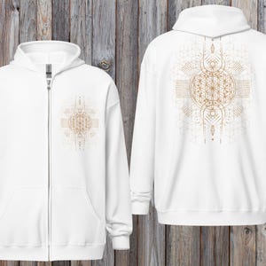 Può includere: Felpa bianca con zip e un design geometrico dettagliato in marrone chiaro sul davanti e sul retro. La felpa con cappuccio ha un cappuccio, una cerniera a tutta lunghezza e una tasca frontale.
