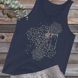 Puede incluir: Una camiseta sin mangas de color azul marino con un diseño geométrico impreso en la parte delantera. El diseño presenta un patrón de cubos y líneas superpuestos en un color beige claro.