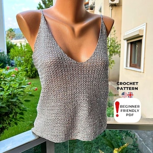 Peut inclure: Un haut en crochet argenté avec un col en V et des bretelles fines est présenté sur un mannequin. Le haut est fait d'un tissage fin et ouvert. L'image comprend le texte "CROCHET PATTERN" et "BEGINNER FRIENDLY PDF".
