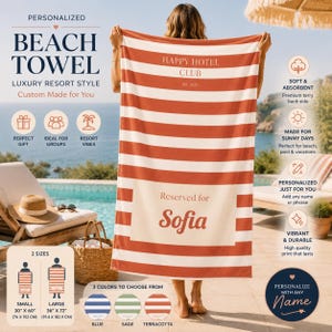 Könnte beinhalten: Personalisierbares Strandtuch mit horizontalen terrakottafarbenen und weißen Streifen. Das Tuch trägt den Text "HAPPY HOTEL CLUB" und "Reserved for Sofia". Erhältlich in zwei Größen: 76 x 152 cm und 91.4 x 182.9 cm.
