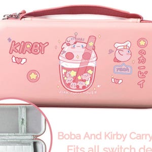 Könnte beinhalten: Rosa Tragetasche mit Kirby- und Bubble-Tea-Motiven. Die Tasche hat einen Griff und einen Reißverschluss. Im Inneren befinden sich Fächer zur Aufbewahrung. Der Text "KIRBY" und "PINK PURE POWER" sind sichtbar.