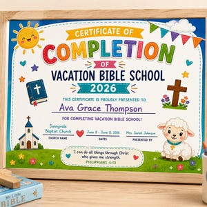 Op de afbeelding: Een ingelijst certificaat van voltooiing voor Vakantie Bijbelschool 2026. Het kleurrijke ontwerp bevat een lachende zon, een kerk, een kruis, een lam en de tekst "Certificaat van Voltooiing" en "Ava Grace Thompson".