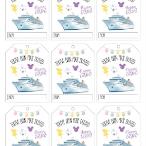 Puede incluir: Nueve etiquetas de regalo blancas con el texto "YOU'VE BEEN PIXIE DUSTED" y "Happy Easter". Cada etiqueta presenta una ilustración de un crucero, un hada y una cabeza de Mickey Mouse. Las etiquetas tienen un espacio para escribir "FROM".