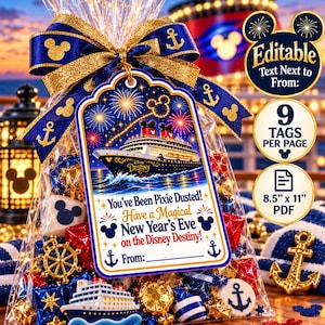 Puede incluir: Una bolsa de regalo de plástico transparente llena de dulces, rematada con un lazo azul marino y dorado con purpurina que presenta iconos de anclas y cabezas de ratón. Una etiqueta rectangular muestra un crucero, fuegos artificiales y el texto: You've Been Pixie Dusted! Have a Magical New Year's Eve on the Disney Destiny! From:.