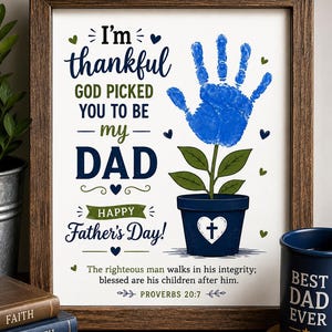Può includere: Una stampa incorniciata con il testo "Sono grato che Dio ti abbia scelto per essere mio papà" e "Buona festa del papà!". Un'impronta blu della mano è raffigurata come una pianta. È visibile anche una tazza con "Best Dad Ever".