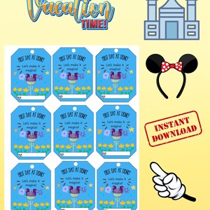 Puede incluir: Una impresión digital con las palabras "Vacation TIME!" y "Descarga instantánea." Incluye etiquetas azules con el texto "First Day at Disney" y un diseño de globo de Mickey Mouse, un castillo, orejas de Minnie Mouse y una mano de dibujos animados.