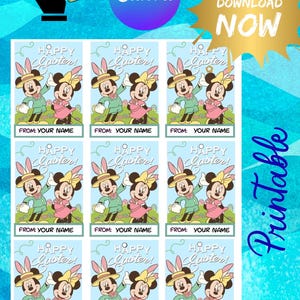 Puede incluir: Una hoja de etiquetas de Pascua imprimible con Mickey y Minnie Mouse vestidos con atuendos de Pascua. Cada etiqueta tiene el texto "Happy Easter!" y "From: Your Name". El fondo es azul claro con un borde decorativo y la palabra "Printable".