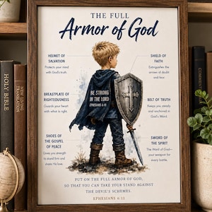 Könnte beinhalten: Ein gerahmter Druck mit dem Titel The Full Armor of God zeigt ein Kind in einem dunkelblauen Umhang mit Schild und Schwert. Textbeschriftungen erläutern den Helm des Heils, den Brustpanzer der Gerechtigkeit, den Schild des Glaubens und das Schwert.