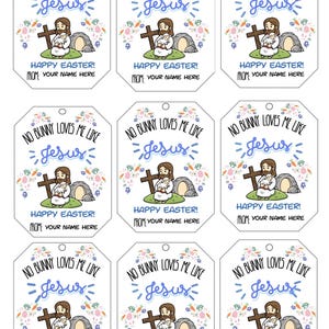 Puede incluir: Nueve etiquetas de regalo de Pascua blancas con bordes octogonales. Cada etiqueta presenta el texto "No Bunny Loves Me Like Jesus" en azul, junto con un gráfico de Jesús y un cordero. Las etiquetas también dicen "¡Felices Pascuas!" y "De: Tu nombre aquí."