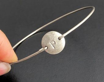 Bracelet initial personnalisé disque plaqué argent Bracelet personnalisé jonc jonc Bracelet minimaliste saule givré Bracelet personnalisé pour femme