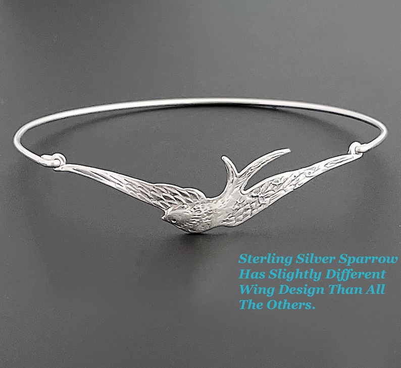 Pu&ograve; includere: Un braccialetto rigido in argento sterling con un motivo a passero. L'uccello &egrave; raffigurato in volo, con le ali spiegate. Il testo nell'immagine recita: "Sterling Silver Sparrow Has Slightly Different Wing Design Than All The Others."
